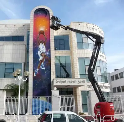 ציור קיר: שחקן כדור-סל