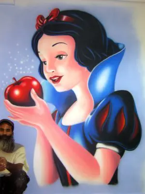 ציור קיר: שלגיה והתפוח, רוני פלוא